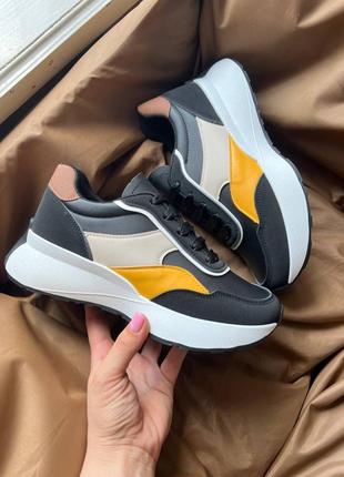 Кроссовки женские