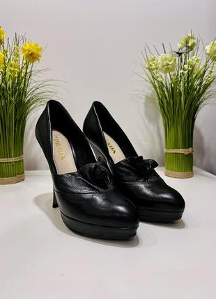 Туфлі на каблуках