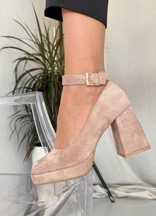 Бежевые туфли на каблуке каблуке замшевые