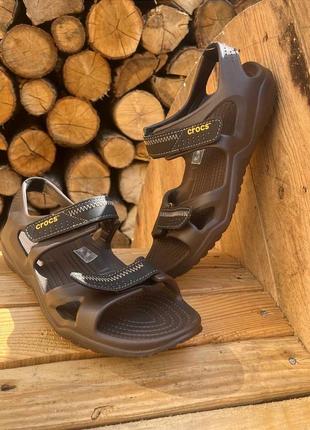 Чоловічі сандалії крокиcrocs swiftwater river sandal коричневі