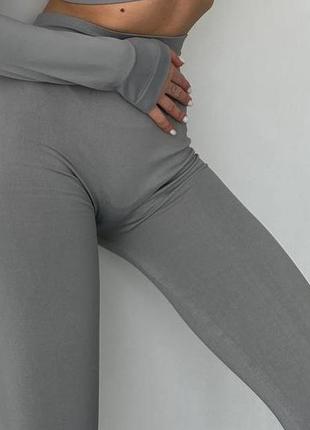 Эластичные женские лосины серого цвета3 фото