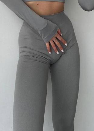 Эластичные женские лосины серого цвета4 фото