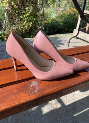 Туфлі пудрові рожеві шпильки лакові