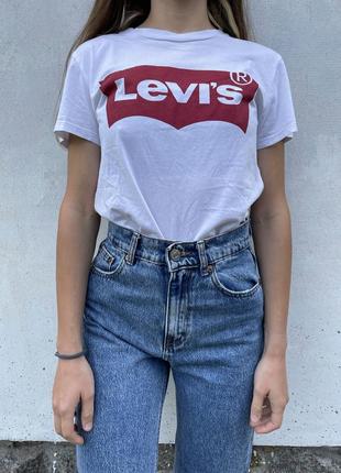 Белая женская футболка levi’s