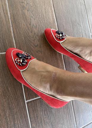 Балетки, красные замшевые очень хорошего качества.