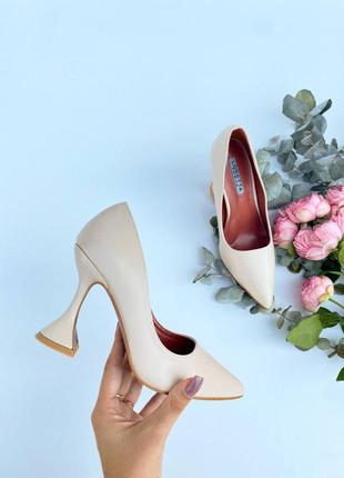 Бежевые туфли на каблуке каблуке рюмка