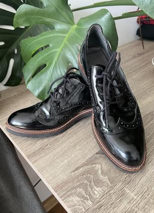 Чорні лакові черевики оксфорди