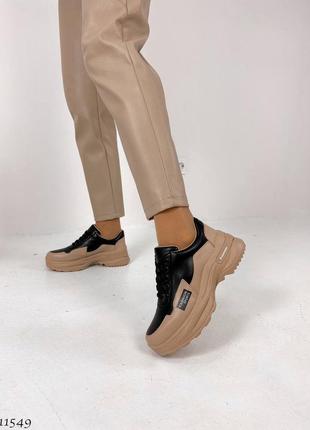 Стильні кросівки в гарному поєднанні кольорів =hengji=
колір беж+чорний
матеріал: натур. шкіра,на середню та більш вузьку ніжку