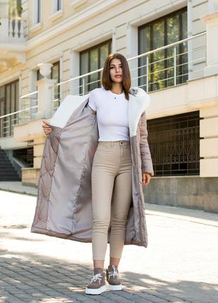 Модное зимнее женское пальто из стеганой плащевки с капюшоном и поясом3 фото