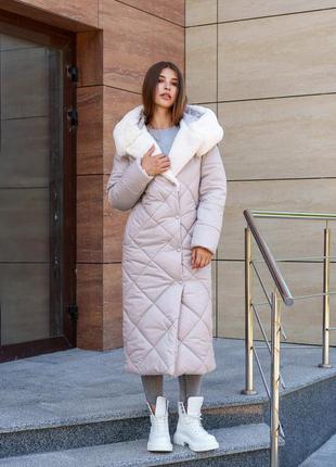 Элегантное зимнее женское пальто из стеганой плащевки с меховым капюшоном и поясом7 фото