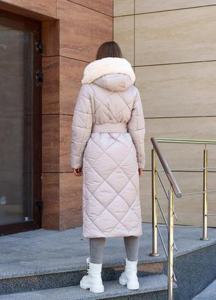 Элегантное зимнее женское пальто из стеганой плащевки с меховым капюшоном и поясом5 фото