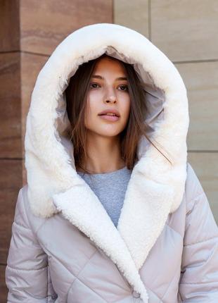 Элегантное зимнее женское пальто из стеганой плащевки с меховым капюшоном и поясом2 фото