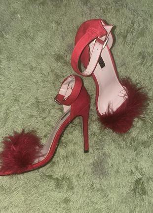 Новейшие босоножки с перьями 👠