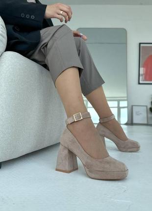 Бежевые туфли на каблуке каблуке замшевые