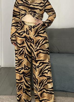 Яскравий леопардовий костюм №700