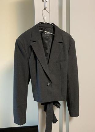 Укороченный пиджак с завязками1 фото