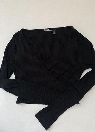 Топ з вирізом спереду