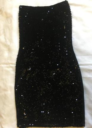 Маленькое черное платье с пайетками и открытыми плечами1 фото