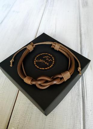 Кожаный плетеный браслет в подарочной коробке.1 фото