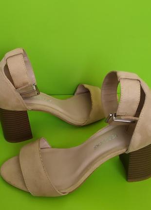 Бежевые босоножки на устойчивом каблуке, 4/37