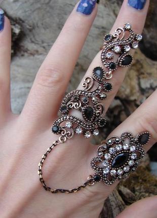 Модное большое кольцо на два пальца с черными камнями с цепочкой. цвет античное золото2 фото