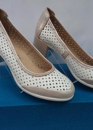 Босоножки -туфли  женские  кожаные на каблуке светлые 40 размер(последняя пара)2 фото