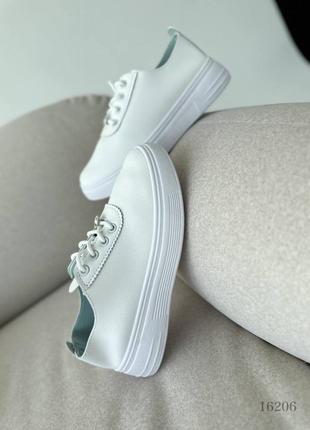 Белые легкие и удобные кеды - спортивные мокасины на шнуровке