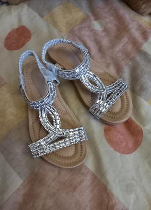 Босоножки 33 р