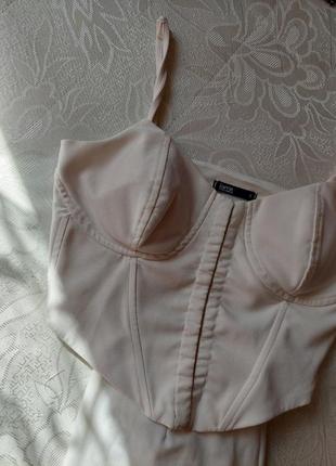 Білий ткроп топ корсет на бретельках білі штани таталій із розрізом внизу костюм