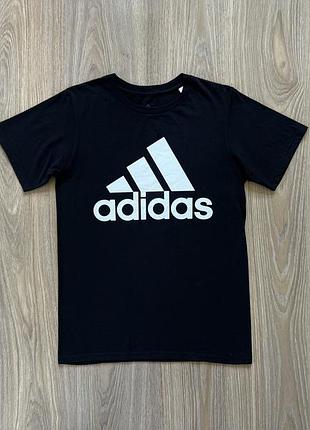 Мужская хлопковая футболка с принтом adidas the go to tee