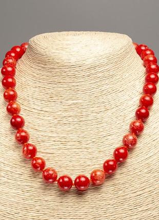Ожерелье "красный коралл" гладкий шарик d-12мм+-, l-50см+- из камня белый нефрит (синт. краска.)