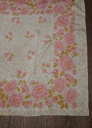 Красива хустка в квітах