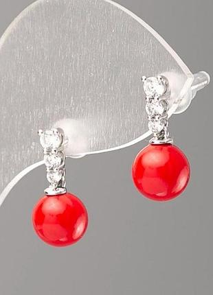 Серьги xuping с красными жемчугом "майорка" и белыми стразами d-8мм "розий"