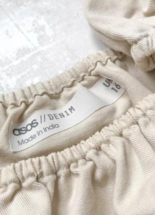 Стильное джинсовое платье asos пшеничного цвета со спущеными плечами и накладными карманами8 фото