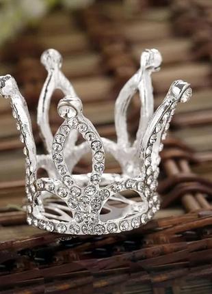 Миниатюрная корона на гребне