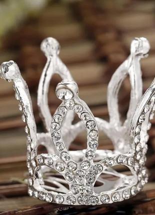 Миниатюрная корона на гребне
