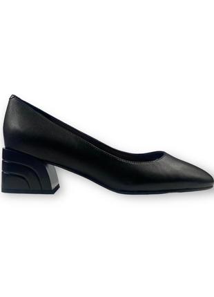 Класичні жіночі шкіряні туфлі чорны на середньому широкому каблуці ділові 4f3093-0117-m896a molka 2707