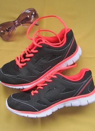 Яскраві стильні кросівки osaga