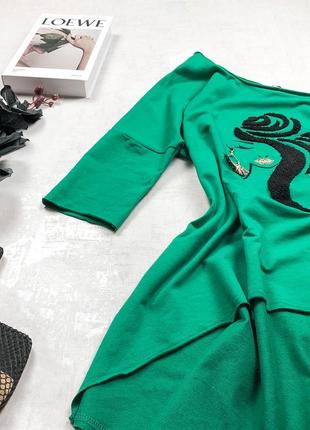 Стильная оверсайз блуза la..mu на одно плечо трендового цвета малахит с силуэтом девушки