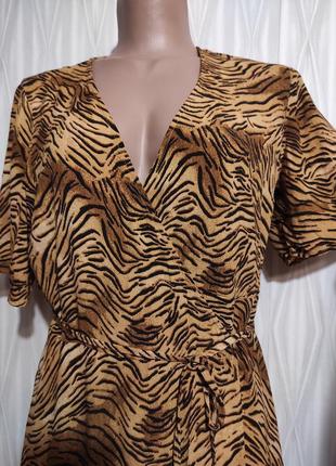 Платье на запах платье халат в тигровый принт.4 фото