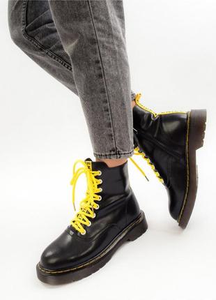Демисезонные женские ботинки с желтыми шнурками