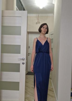 Платье длинное, макси. синяя на бретелях1 фото