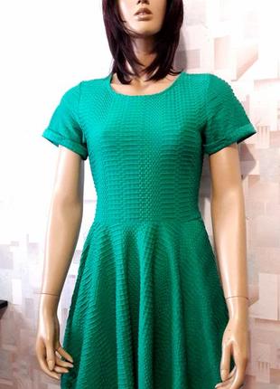 Классное зеленое фактурное платье от river island1 фото