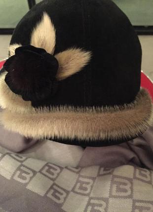 Замшевая шапка с натуральным мехом шляпка кепи