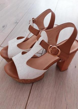 Стильные босоножки на высоком каблуке белый бежевый