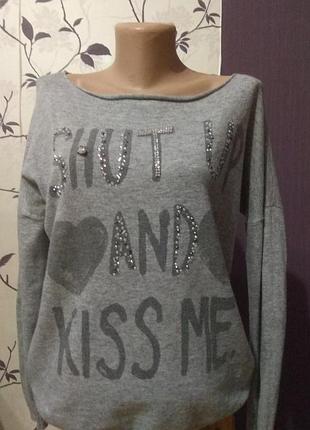 Свитер женский.