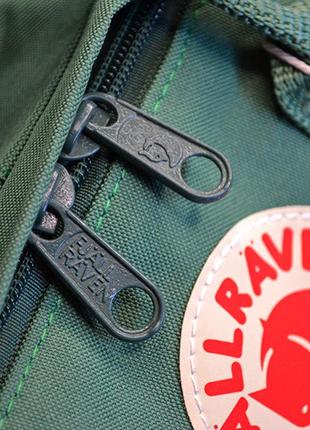 Маленький однотонний рюкзак kånken mini темно зеленого кольору розмір 27*21*10 (7l)3 фото