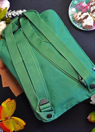 Маленький однотонний рюкзак kånken mini темно зеленого кольору розмір 27*21*10 (7l)2 фото