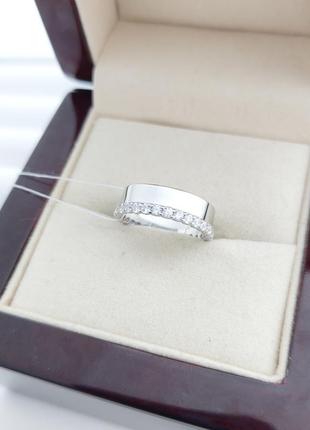 Серебряное кольцо широкое гладкое с дорожкой фианитов по краю