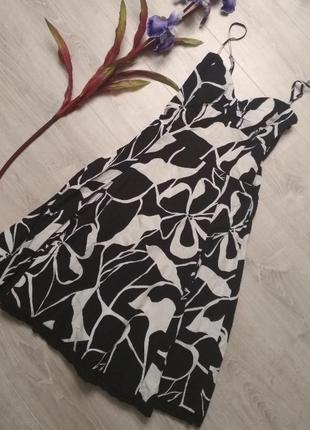 Чорне легке літнє міді плаття на бретельках з білими квітами